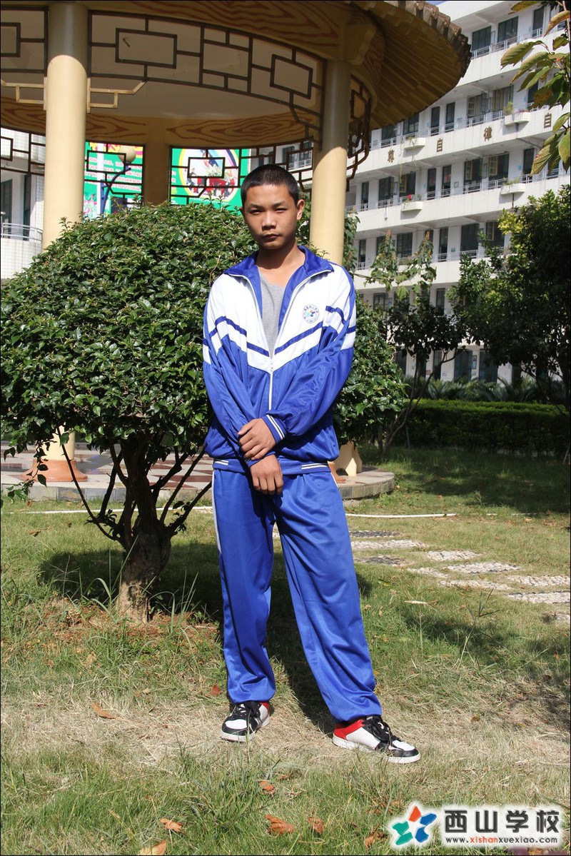 福建西山学校2014年初中部初三(11)班曾艺森挂历照