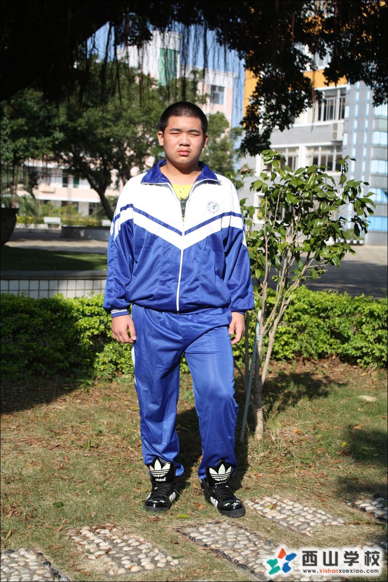 福建西山学校2014年初中部初三(13)班卢成龙挂历照