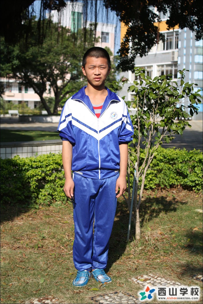 福建西山学校2014年初中部初三(13)班罗准挂历照