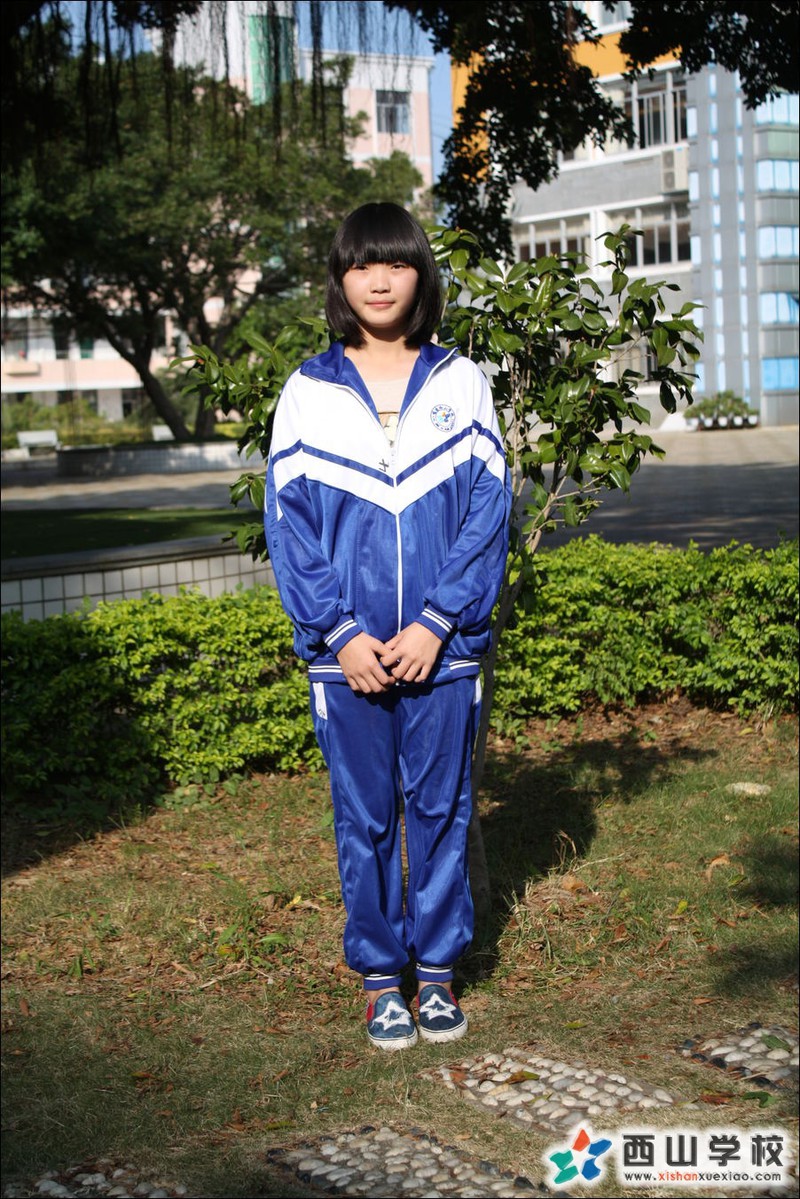 福建西山学校2014年初中部初三(13)班许佳莉挂历照