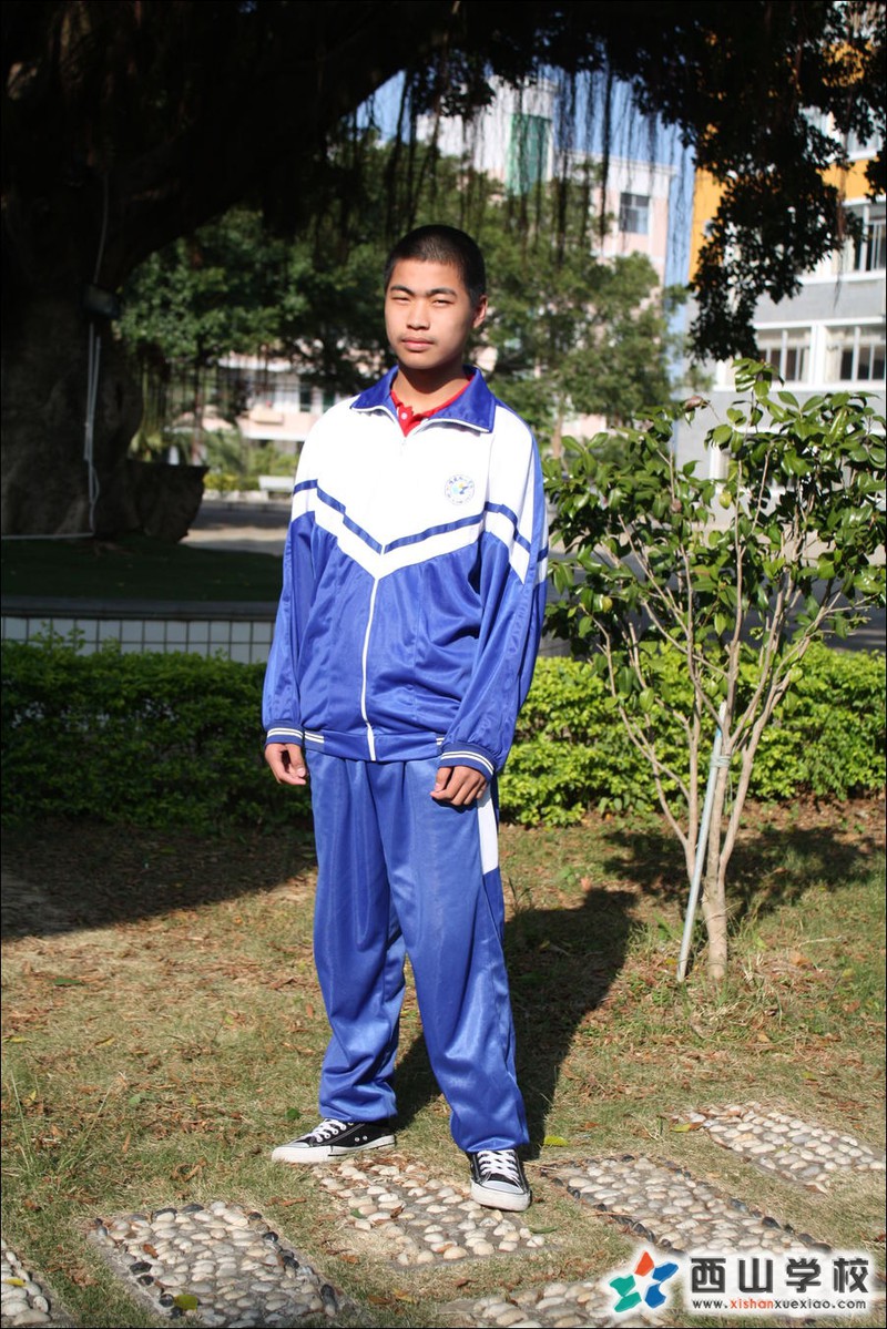 福建西山学校2014年初中部初三(13)班周鑫亮挂历照