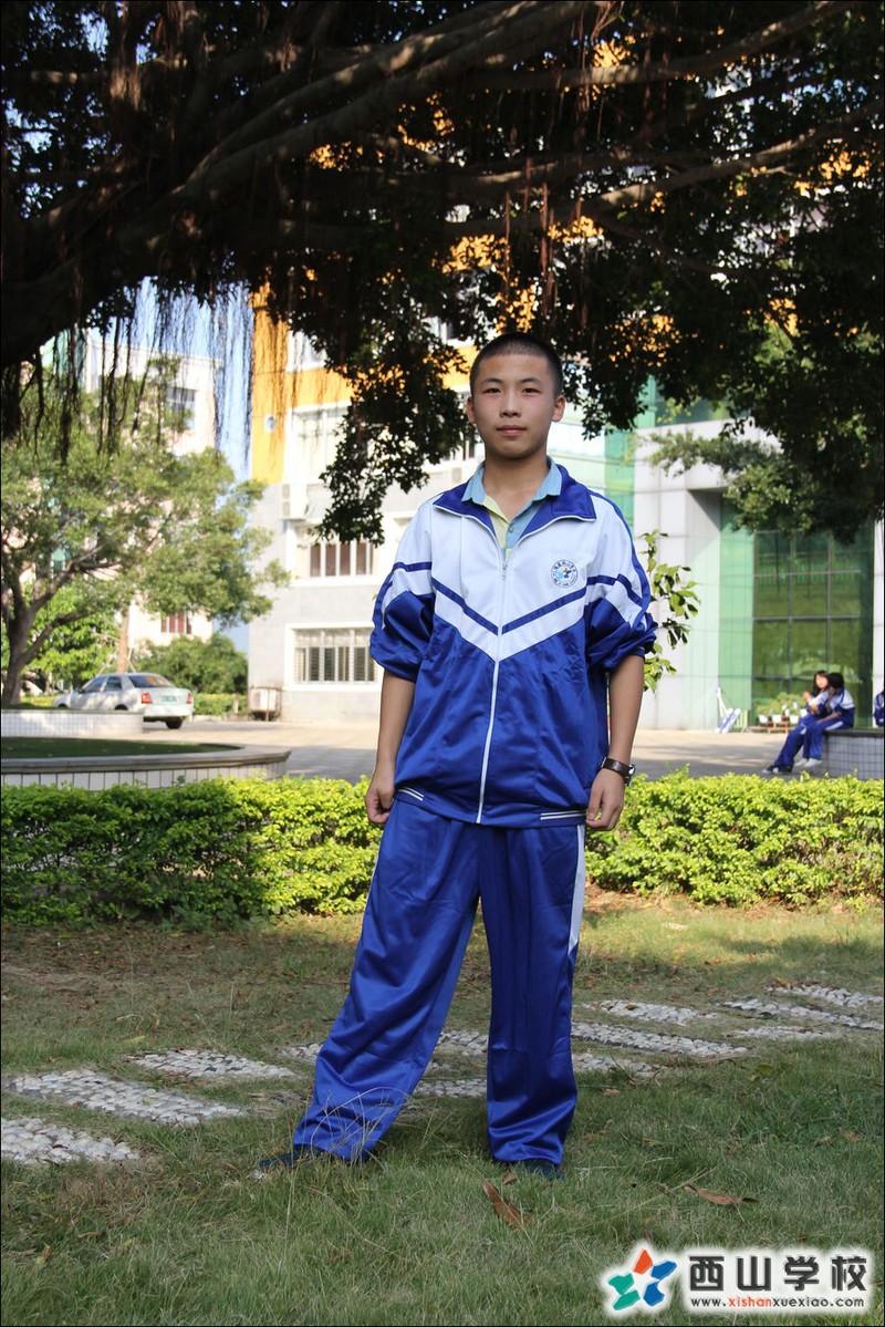 福建西山学校2014年初中部初三(14)班林柏挺挂历照