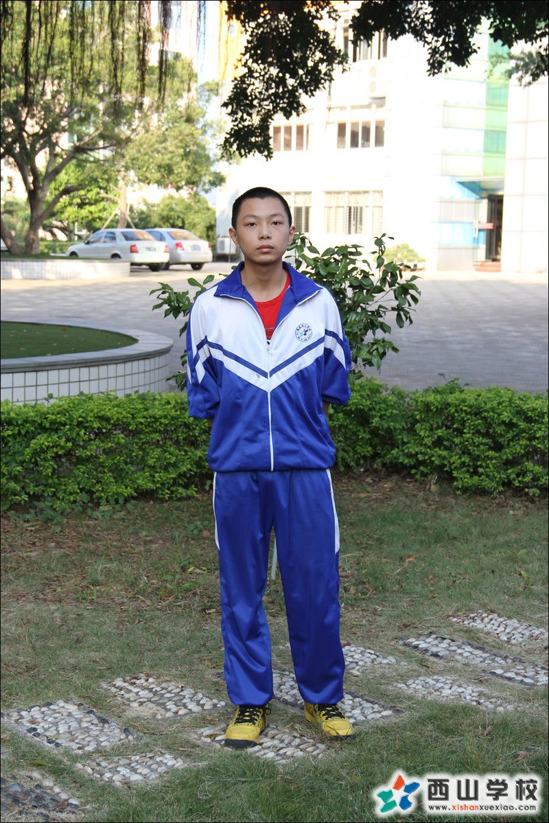 福建西山学校2014年初中部初三(17)班李小虎挂历照