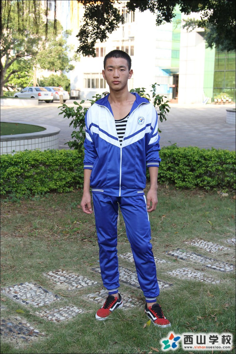 福建西山学校2014年初中部初三(17)班王鹏挂历照