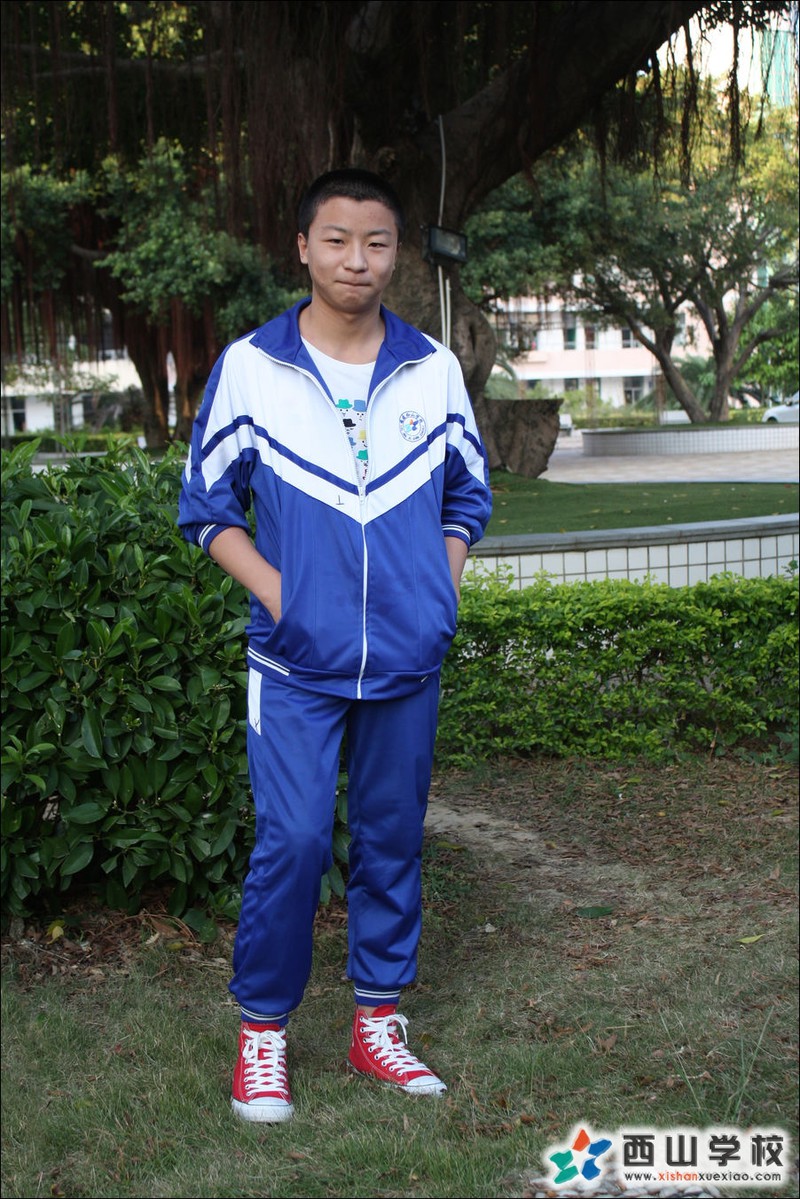 福建西山学校2014年初中部初三(22)班邱烨挂历照