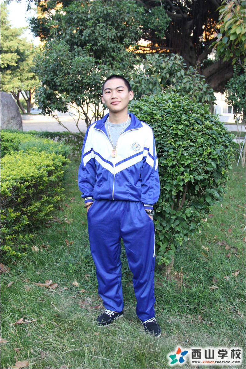 福建西山学校2014年初中部初三(20)班谢剑平挂历照