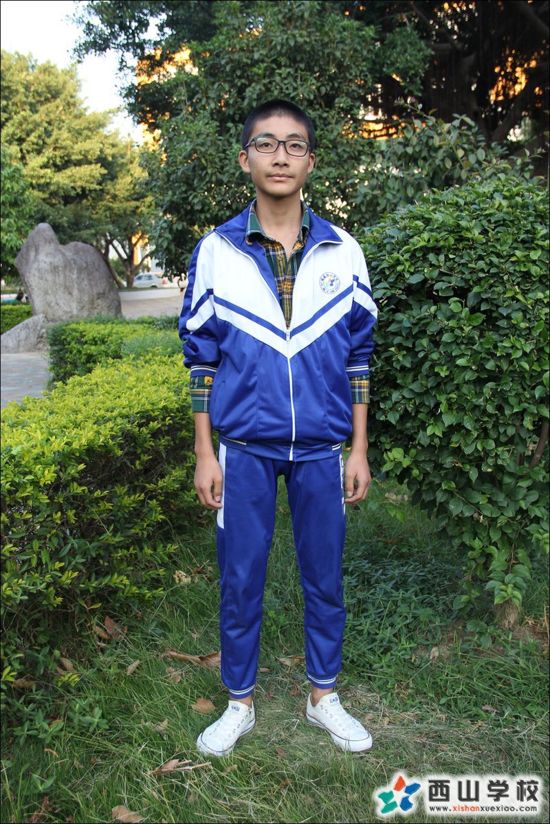 福建西山学校2014年初中部初三(21)班李阳挂历照