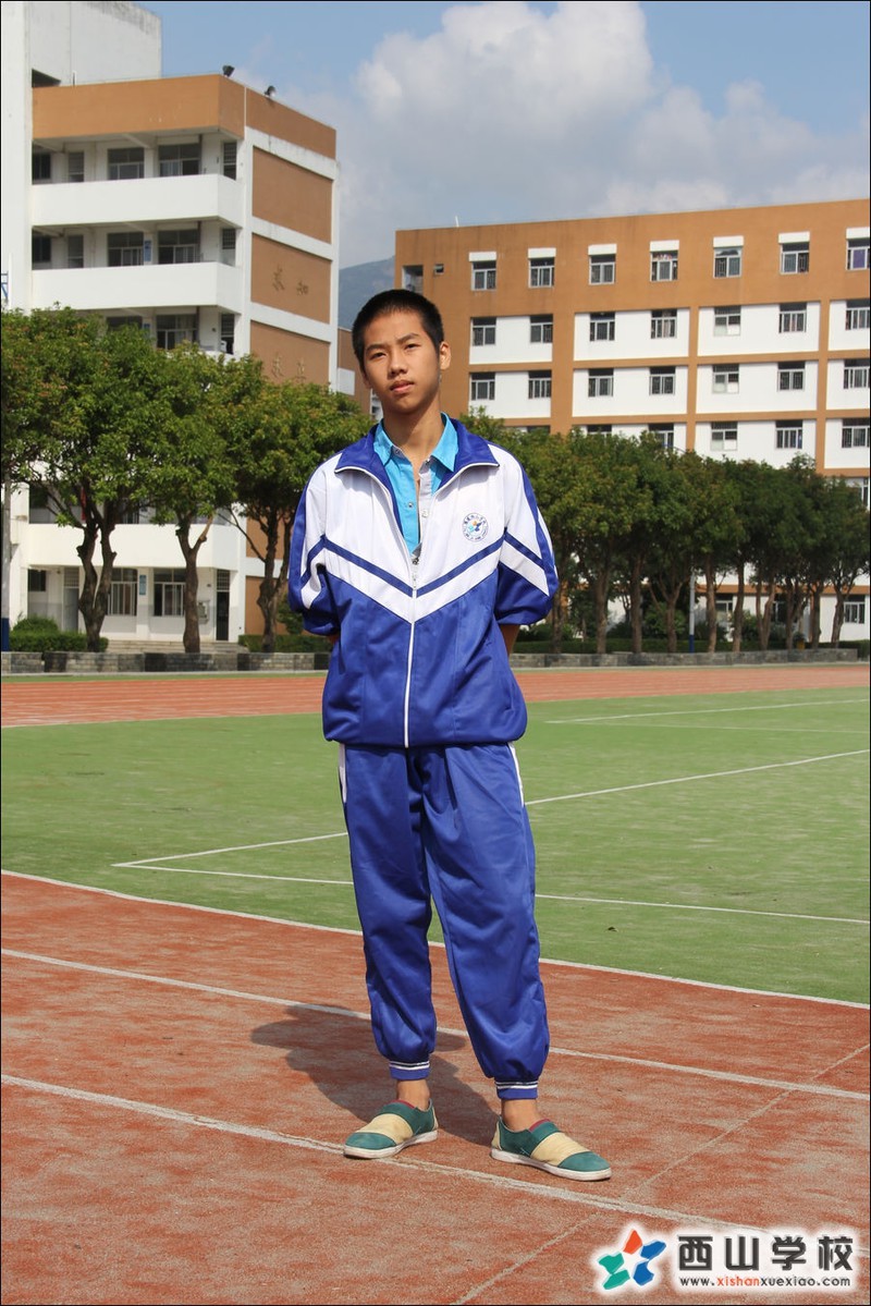 福建西山学校2014年高中部高一(14)班尤文伟挂历照