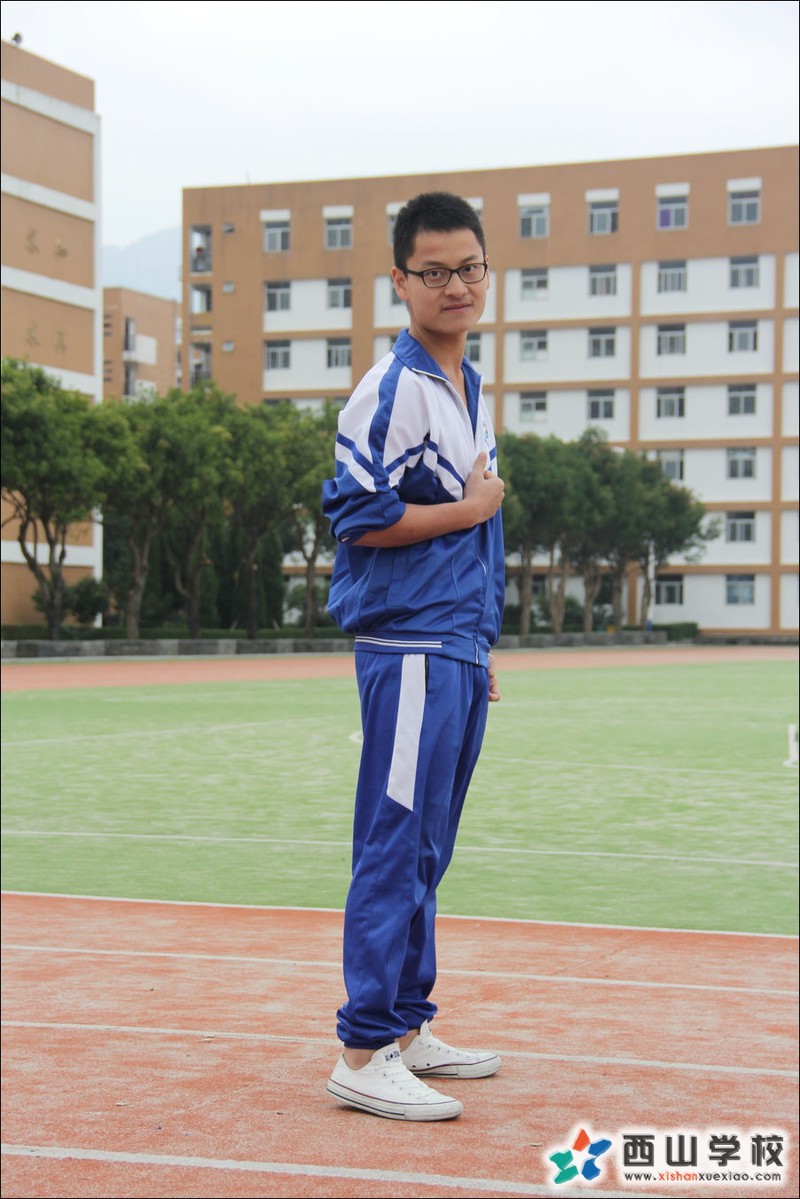 福建西山学校2014年高中部高二(11)班周丰云挂历照