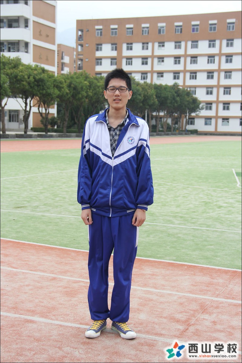 福建西山学校2014年高中部高三(2)班潘铭峰挂历照