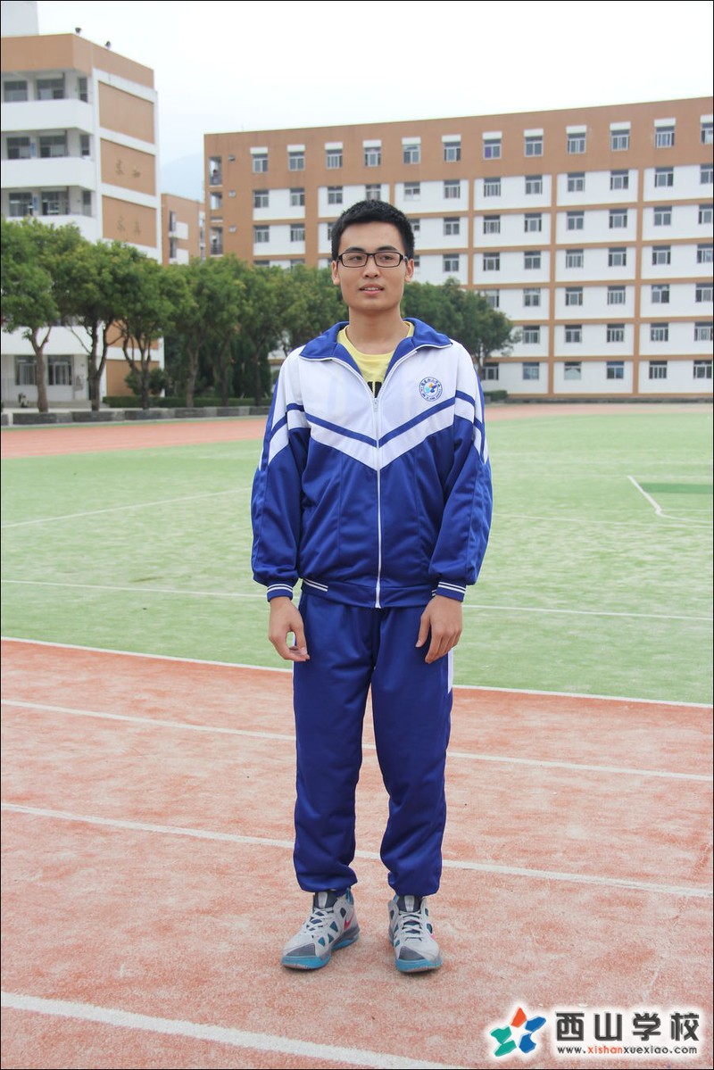 福建西山学校2014年高中部高三(2)班邬赔健挂历照
