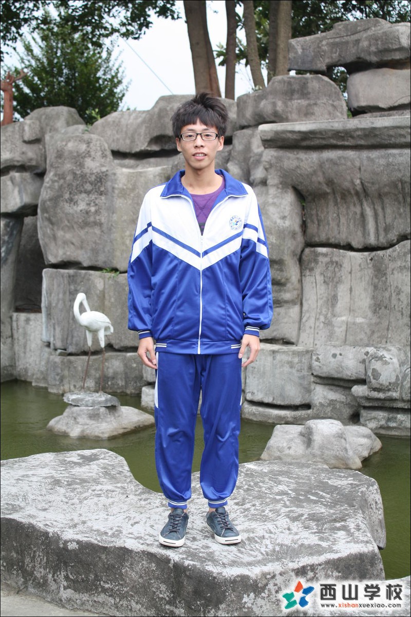 福建西山学校2014年高中部高三(3)班佘宇挂历照