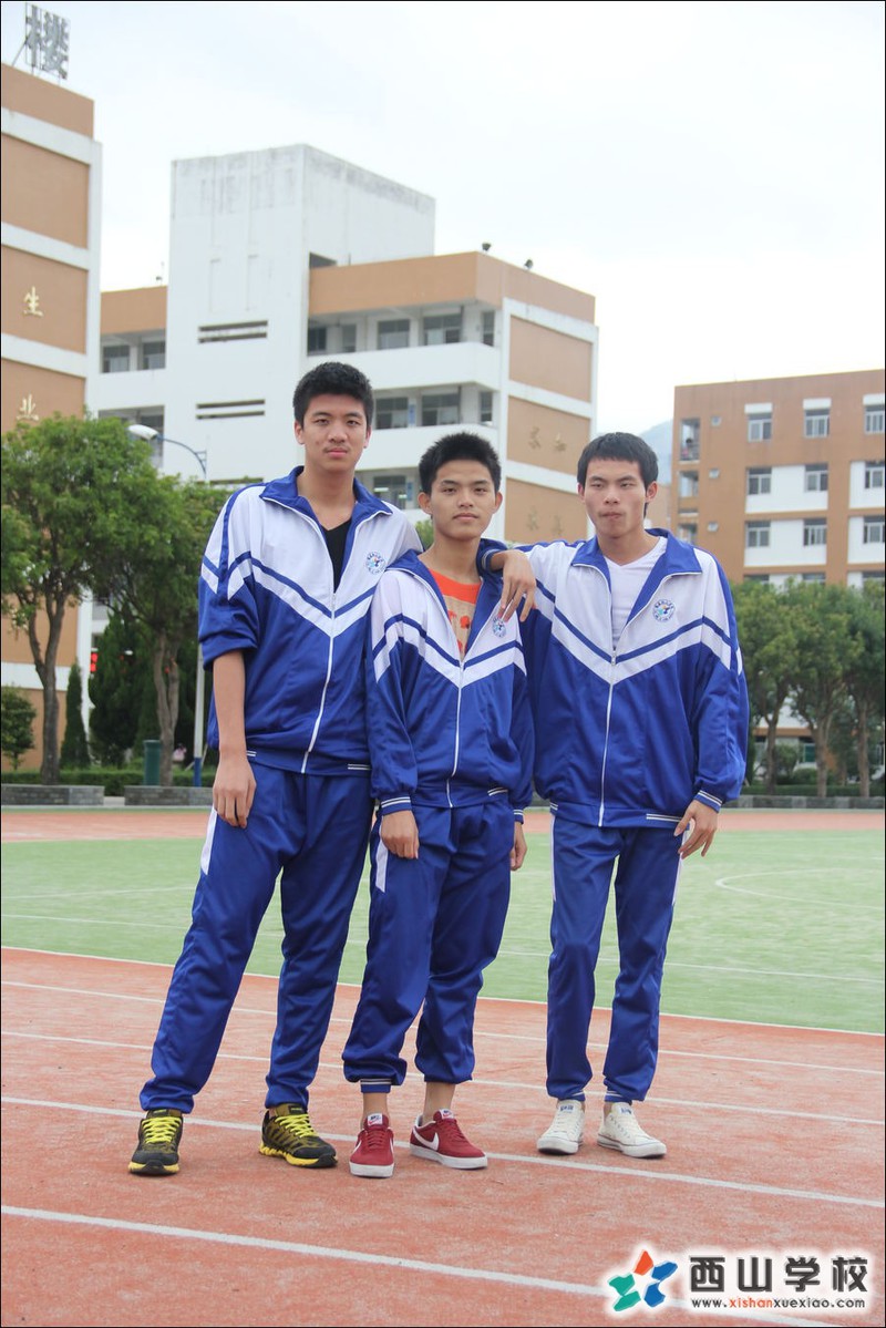 福建西山学校2014年高中部高三(4)班林自程 李仁柰 李闽川挂历照