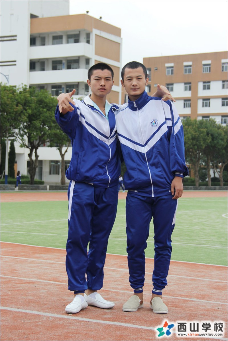 福建西山学校2014年高中部高二(14)班王大胜、胡煜伟挂历照
