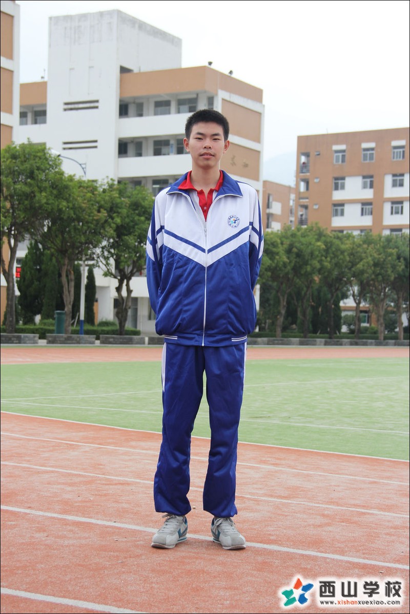 福建西山学校2014年高中部高二(14)班俞升挂历照