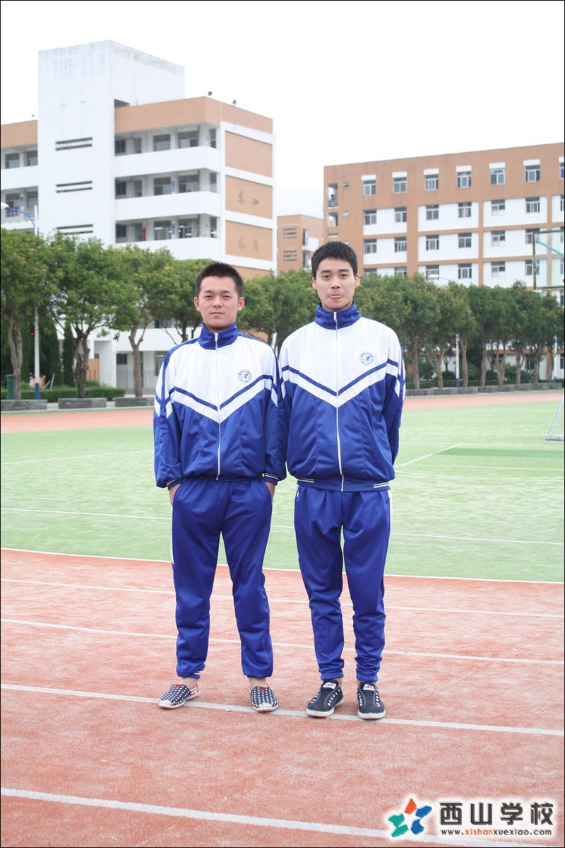福建西山学校2014年高中部高二(15)班陈鑫、徐苏城挂历照