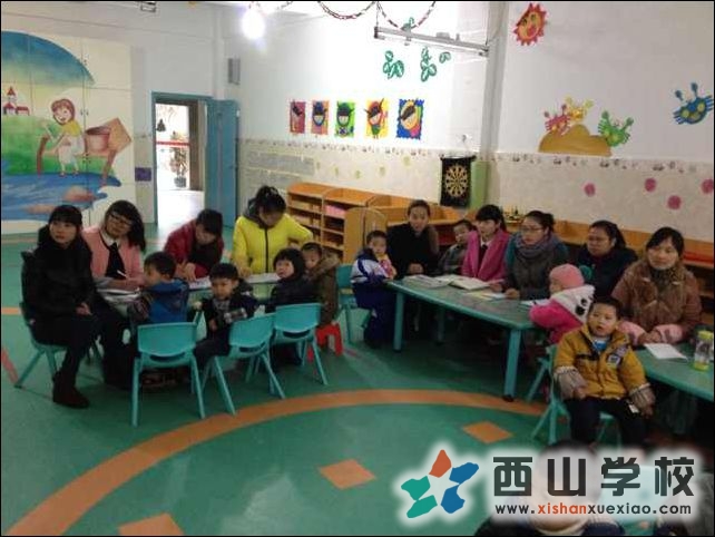 全体教职工认真记录袁婷克园长讲话(二)
