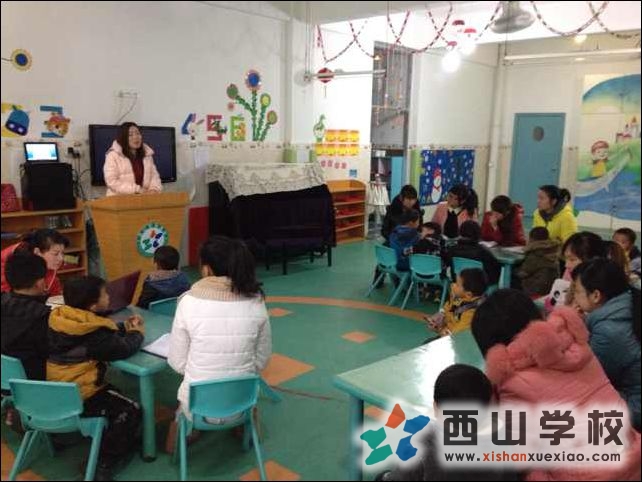 全体教职工认真记录袁婷克园长讲话(一)