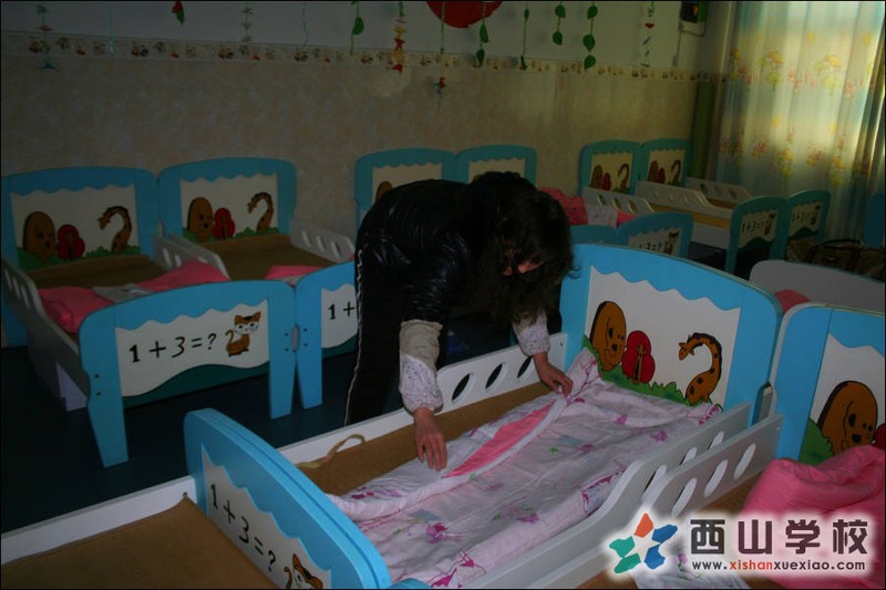 保育员在铺床