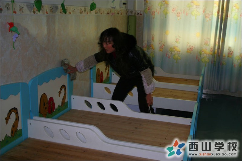 保育员擦拭床铺