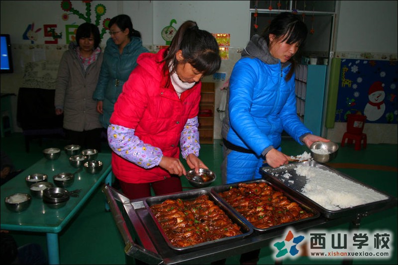 保育员和老师帮忙打饭