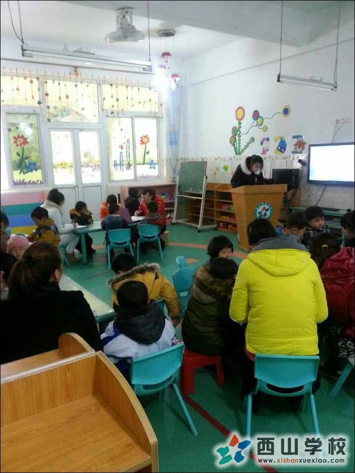 教务主任吕凯红跟新老教师讲解各项规章制度