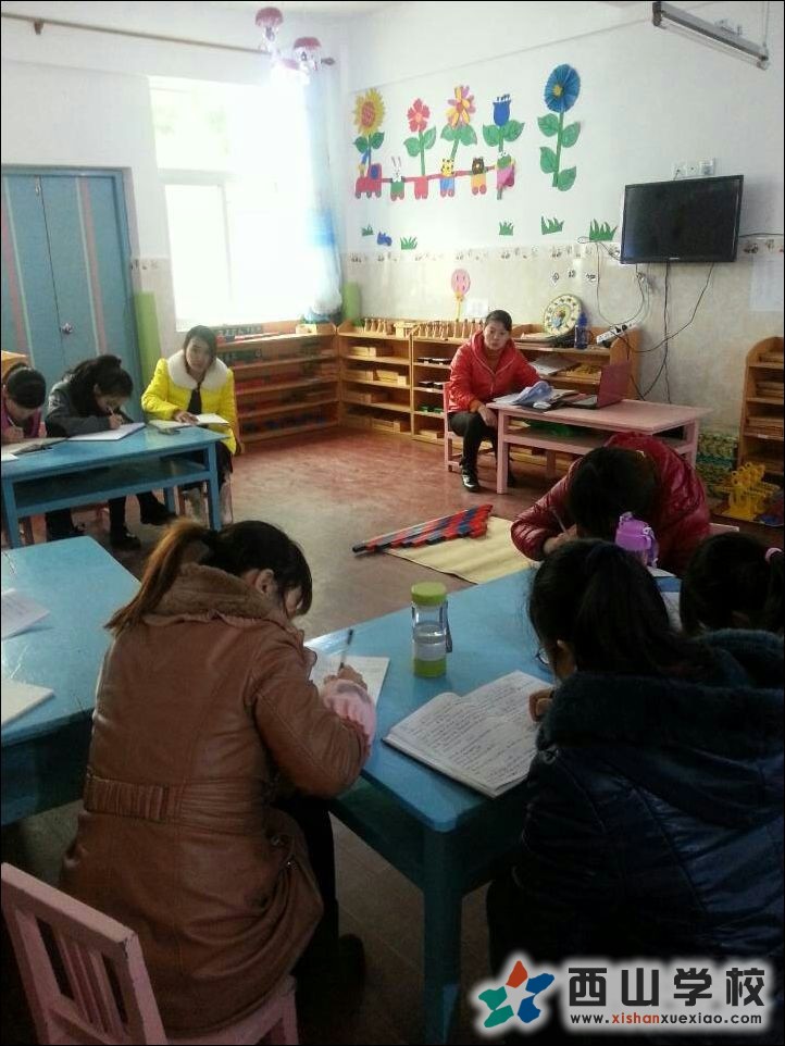 教研主任王小记讲解新学期课程内容