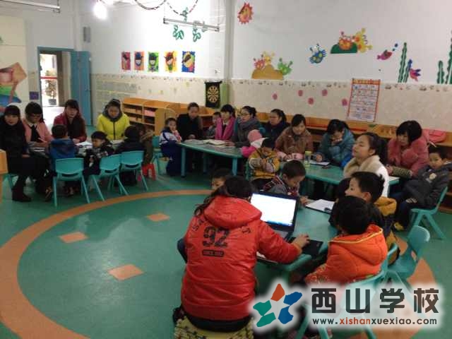幼儿老师们认真听讲记笔记