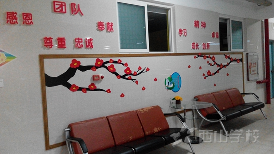 区域活动以它特有的功能深受幼儿的喜爱,但在实践中常常会因为种种的困惑感到束手无策,以至于区域活动流于形式,造成有内容而无实质。比如(1)如何创设与主题活动内容相应的区域?(2)如何投放难易程度不同的材料以满足孩子们多方面的需求?(3)如何使区域活动对幼儿学习真正起到支持作用?这些问题随着课程改革的不断深入已经严重阻碍课程改革的发展。那么,如何解决存在的问题,提高区域活动的有效性。我们进行了探索: 一、变教师角色 课改后的区域活动,最突显出来的是教师从指挥者的角色转换成为观察者,记录者,启发者,引导者等多个