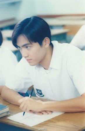 钟汉良加盟《我去上学啦》扮高中生 十年前在西山学校“上学”照曝光
