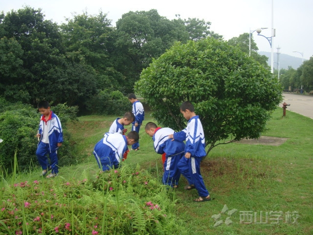 每年的6月5日,被定为世界环境日,意义在于提醒全世界注意地球状况和人类活动对环境的危害。今年的主题是:“践行绿色生活”。 上午,在江西省西山学校小学部二(4)班的教室里,饶静老师正在给同学们讲关于世界环境日的教育课。饶静老师通过生动的事例和图片,引导同学们“保护环境,从我做起“、”保护环境就是保护我们自己“主题。并呼吁同学们用实际行动来保护环境,保护我们的家园。