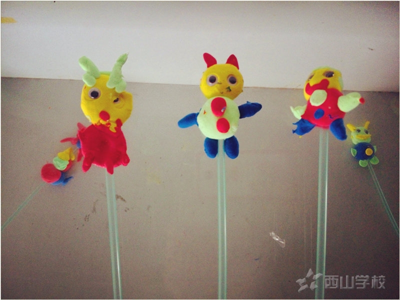 4-5岁幼儿开始把生活中直接感知的东西,通过手工表现出来,如剪纸,这个时期能剪出较整齐的物体形状,把纸片折叠起来剪图案,打开纸能出图案形状,像三瓣或多瓣花,各种形状的树、车、房屋等,用泥捏、团、搓些水果、小动物、人物等,在玩泥的过程也会使用些辅助材料,做些进一步的加工、装饰,也可用些废旧物做些自己喜爱的玩具,如纸盒、汽车、小家具,用报纸、挂历纸裁剪娃娃衣服,做些面具、头饰,用废药瓶做偶像等。 1、 培养自信心 宝宝独立完成一件手工制作品是需要手脑齐用的,在这个过程中孩子也会遇到很多的问题,如果能