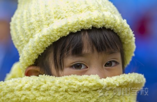 小孩子这么围围巾会致命
