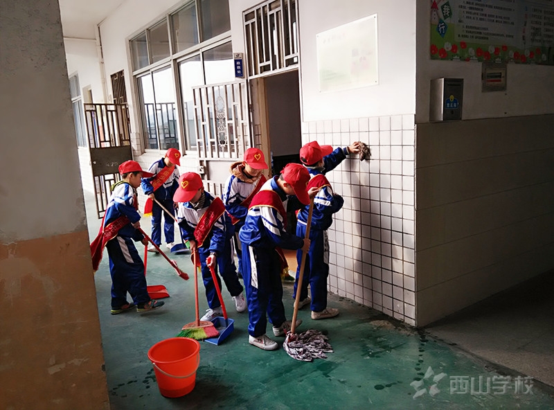 小学部少先队大队部组织开展义务劳动