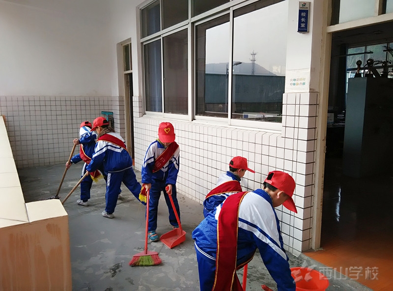 小学部少先队大队部组织开展义务劳动
