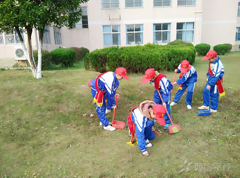 小学部少先队大队部组织开展义务劳动