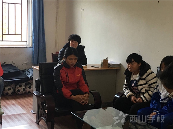 会议现场 会上,各班班长就班级管理等方面作了发言,表示后期将继续做好班级各项管理工作,成为老师的好帮手。 会后同学们纷纷表示此次班干部培训会使他们受益匪浅,他们将会以更高的标准严格要求自己,努力做一个好学生,更好地为同学们服务!