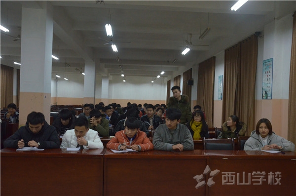 参加会议的班干部 会后,政教处对各班干部进行了问卷调查,旨在进一步了解同学和同学之间、同学和老师之间的相处是否存在问题。 在整个会议过程中,每一位班干部都聚精会神地听,并积极反映自己班级存在的问题。望大家通过此次会议,各位班干部能够取长补短,互相促进,把自己的闪光点和长处带回各班的每一个角落,做老师的好助手,做班级的好干部。