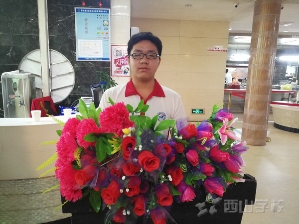 帮助他人,成就自己——西山职业技术学校食堂志愿者及班干部总结表彰座谈会